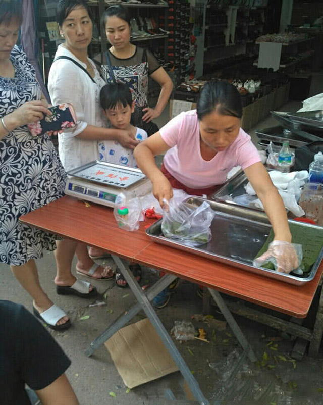 Loại đậu phụ thối màu xanh lét, người mua xếp hàng dài mỗi ngày ở Trung Quốc - 3