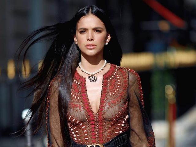 Siêu mẫu Bruna Marquezine ấn tượng với mốt xuyên thấu