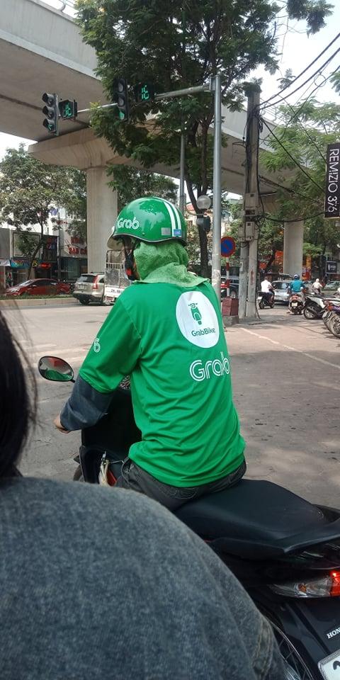 Tài xế Grab luôn có những nguy hiểm rình rập và đôi khi vì miếng cơm manh áo họ phải bất chấp.