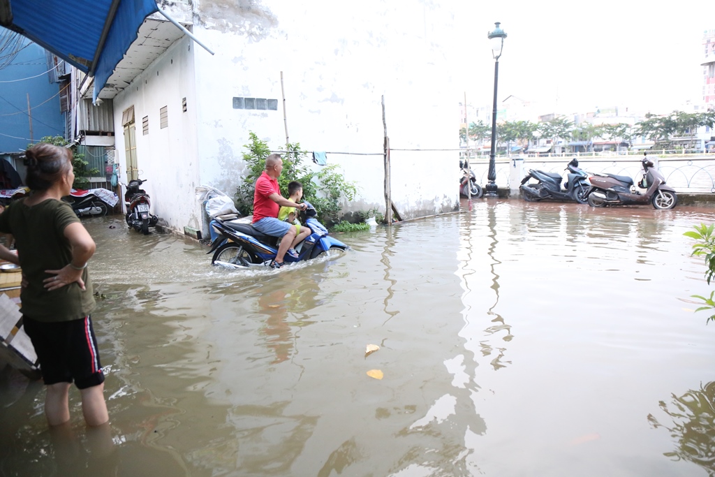 Trong khu đó, khu vực cầu Thanh Đa&nbsp; (quận Bình Thạnh) nước chảy ào ạt vào khu dân cư và tràn vào các nhà dân.