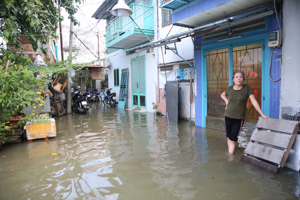 Người dân khu vực chân cầu Thanh Đa bất lực và chỉ mong thủy triều mau rút xuống