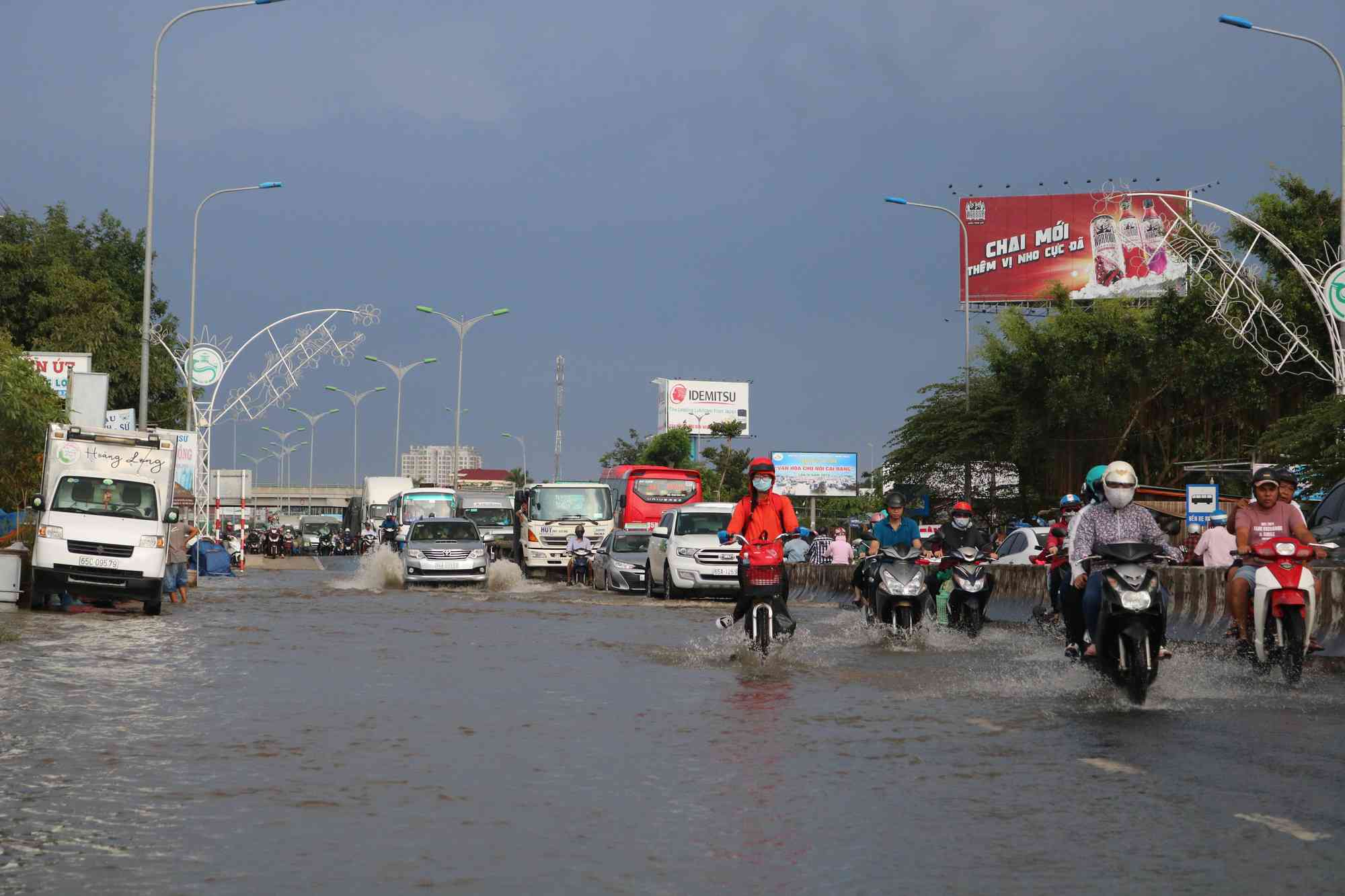 Nội ô Cần Thơ ngập sâu, dân lấy xuồng... bơi trên phố - 3