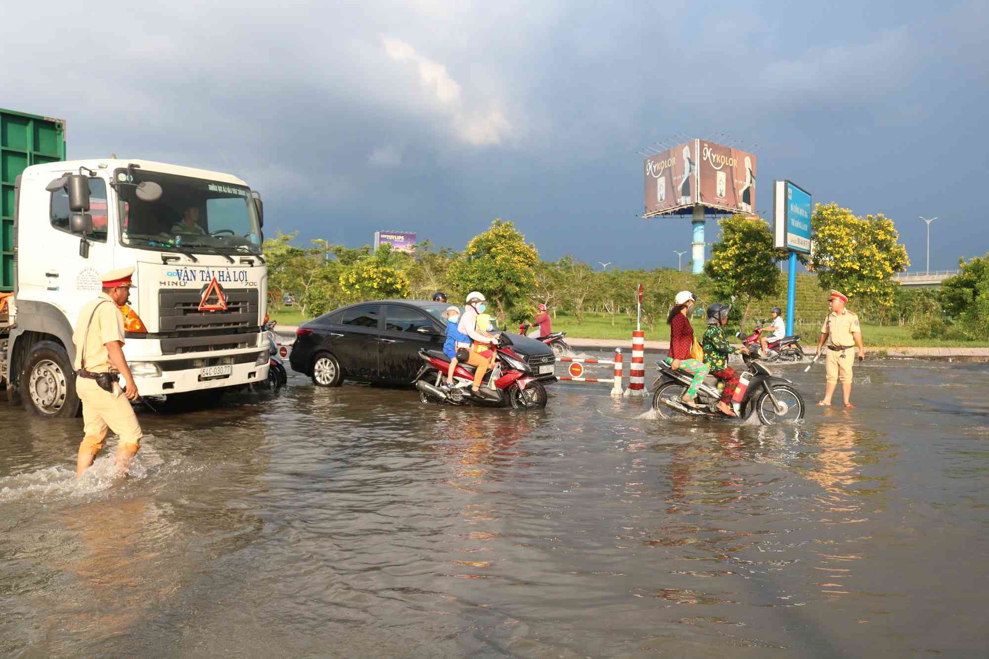 Lực lượng CSGT được huy động để điều tiết giao thông ở khu vực ngập