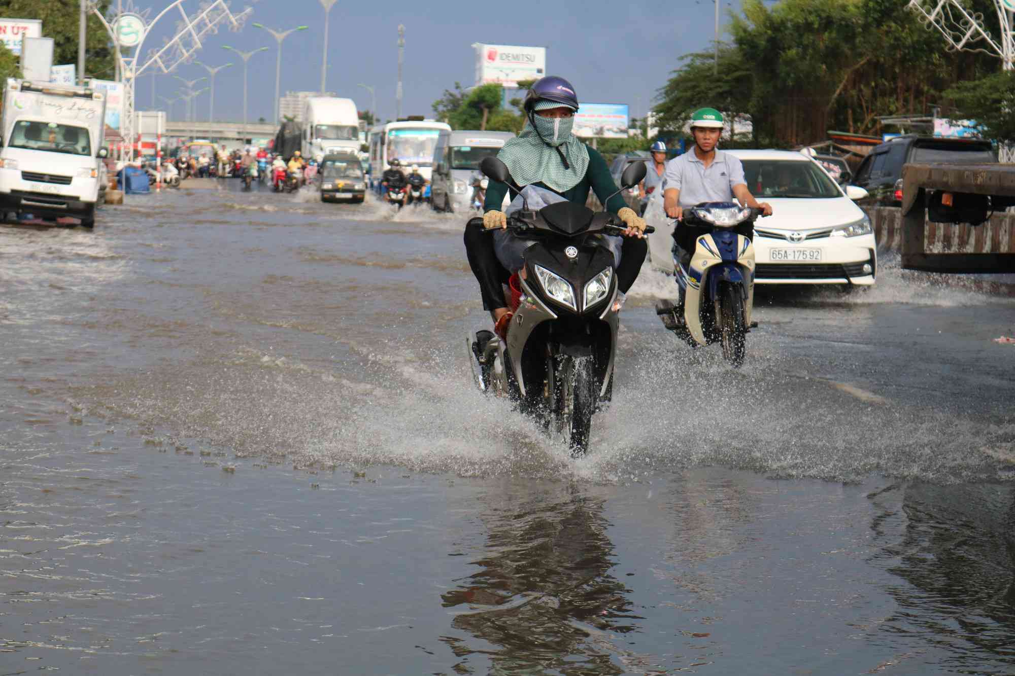 Triều cường gây ngập sâu ngay giờ tan tầm và đưa đón con đi học gây khó khăn cho nhiều người