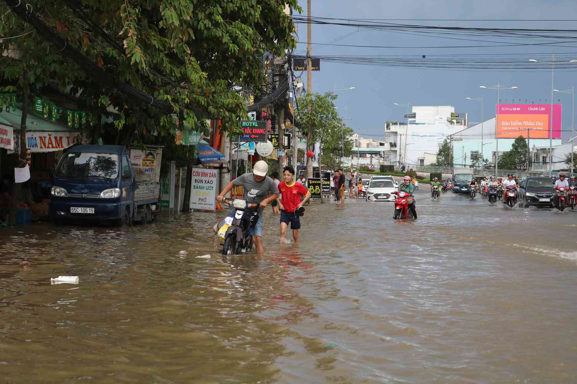 Nội ô Cần Thơ ngập sâu, dân lấy xuồng... bơi trên phố - 6