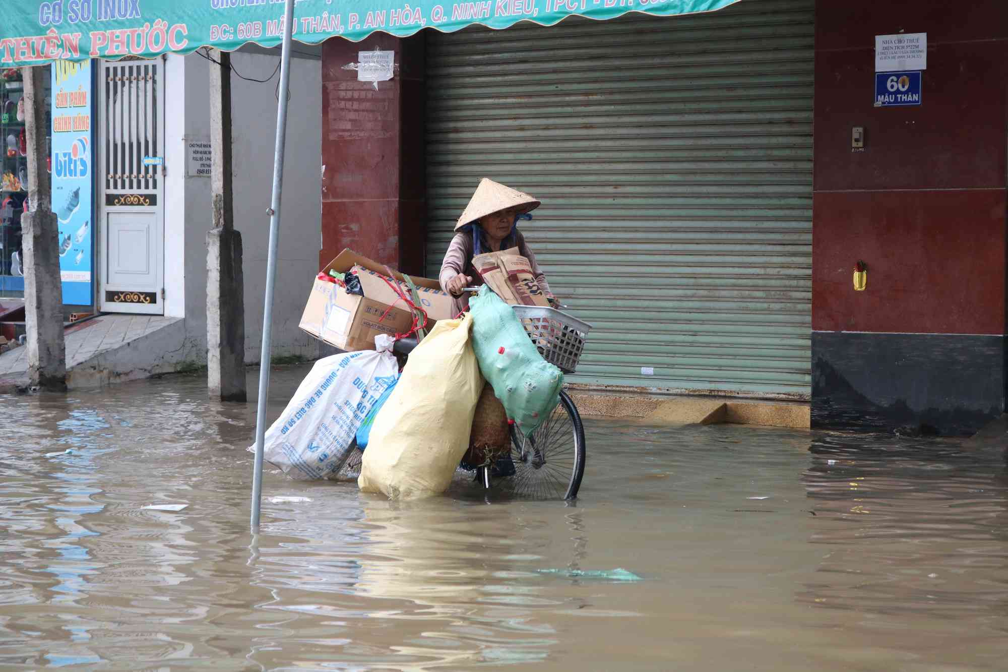 Nội ô Cần Thơ ngập sâu, dân lấy xuồng... bơi trên phố - 8