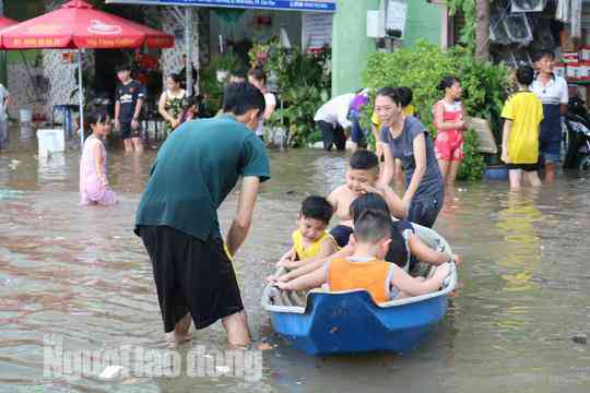 Nội ô Cần Thơ ngập sâu, dân lấy xuồng... bơi trên phố - 12