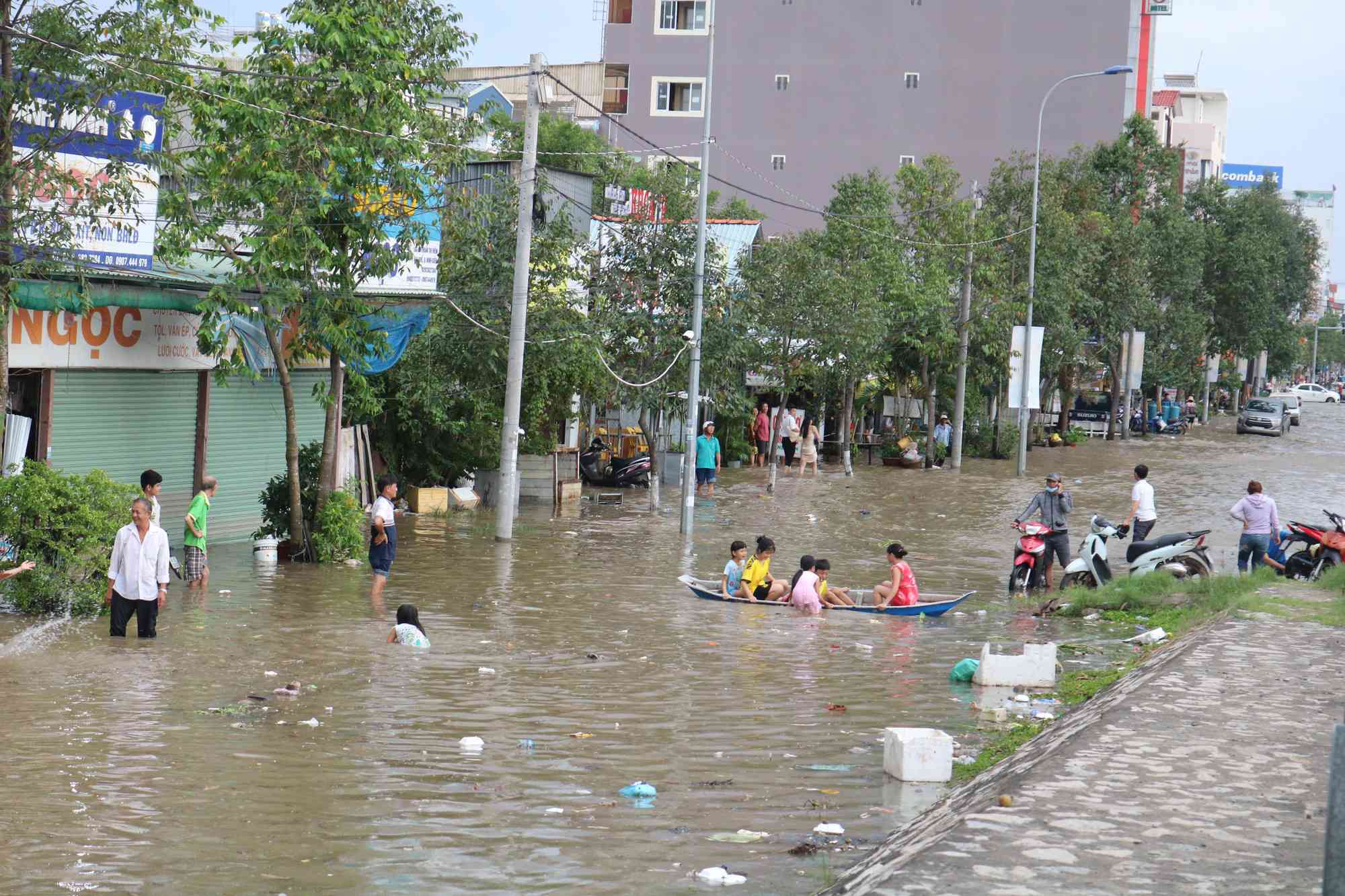 Nhiều người dân lấy xuồng ra bơi khi phố bị ngập