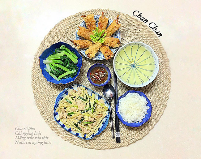 Rút kinh nghiệm lần trước, mâm cơm 30 ngày lần này chị Trang đã ghi rõ từng món ăn cụ thể trong từng mâm cơm.
