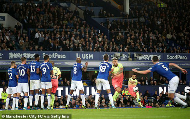 Cú sút phạt hiểm hóc của Riyad Mahrez đã tạo nên bước ngoặt của trận đấu giữa Everton và Man City
