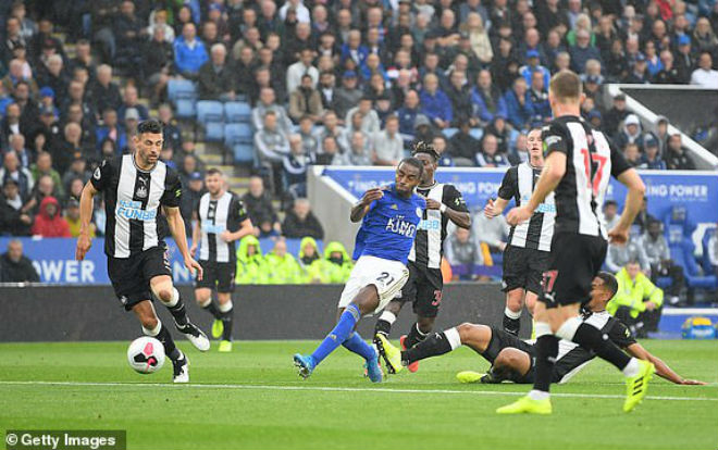 Leicester City có bàn mở tỷ số bất ngờ từ một hậu vệ