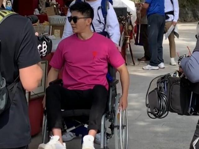 Bất ngờ hình ảnh hôn phu cũ của Phạm Băng Băng phải ngồi xe lăn