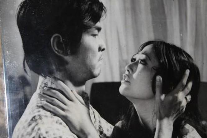 Vẻ điển trai của Thế Anh khiến ông rơi vào các nghi án "Phim giả, tình thật", song người thân và bạn bè đều cho rằng Thế Anh rất coi trọng cuộc sống gia đình. Con của ông được đặt tên theo các nhân vật trong phim mà ông đã đóng.&nbsp;