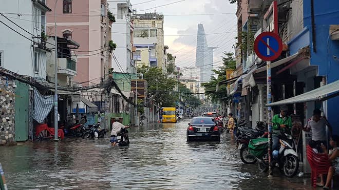 Nước ngập lênh láng khiến hàng loạt phương tiện chết máy ngay trung tâm quận 1 dù trời không mưa hôm 28/9