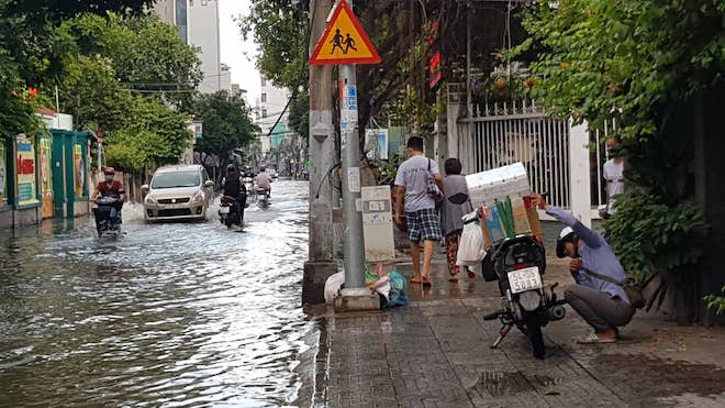 Dự báo tình trạng ngập nước sẽ nặng hơn nữa vào 16h - 18h chiều nay (ngày 30/9).