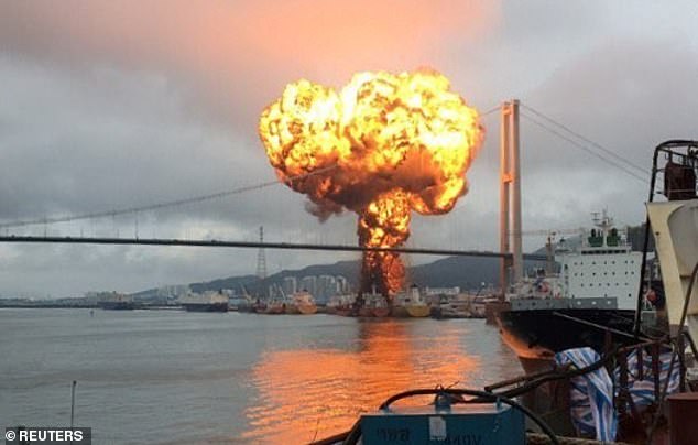 Hàn Quốc: Khoảnh khắc tàu chở dầu 25.000 tấn phát nổ tạo cột lửa hình nấm - 1