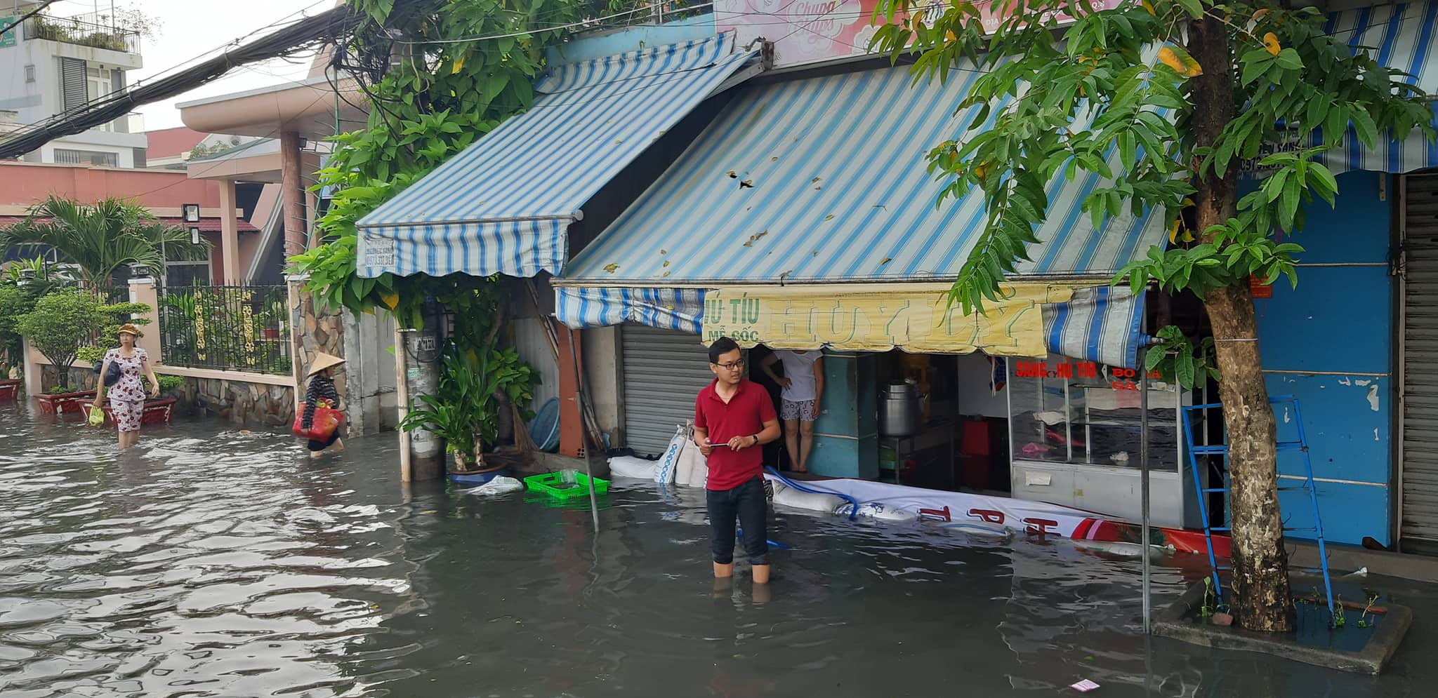 &nbsp;Nguyên nhân của tình trạng này là do tối 29/9, thủy triều dâng cao ở khu vực kênh Lò Gốm đã làm vỡ một đoạn bờ bao dài khoảng 30m khiến nước tràn qua đường Mễ Cốc và tấn công vào khu dân cư. (Ảnh: P.T.L.)