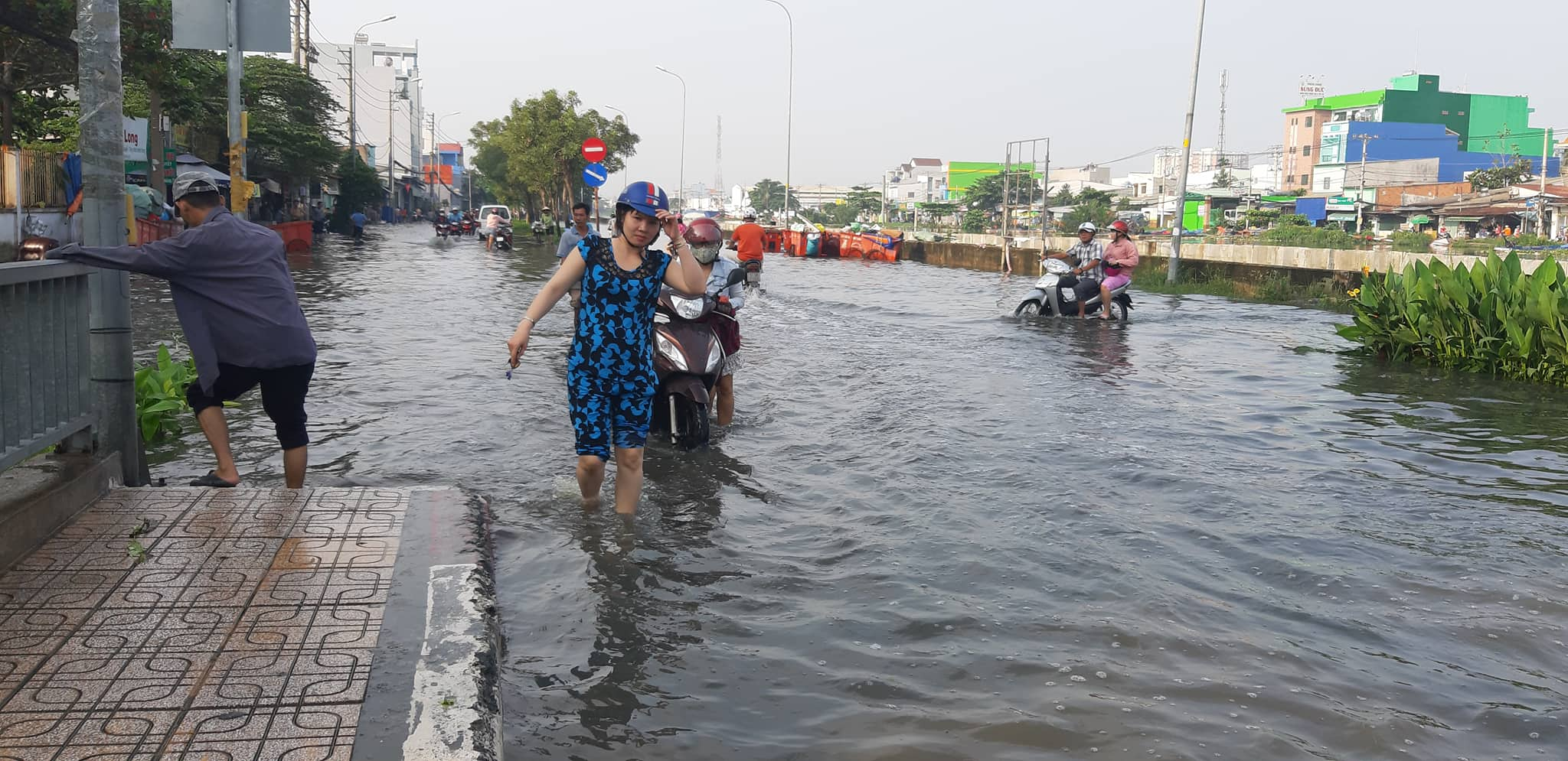 &nbsp;Đường Mễ Cốc đoạn cầu Kênh Ngang số 3 nước ngập như sông sau sự cố vỡ bờ bao. (Ảnh: P.T.L.)