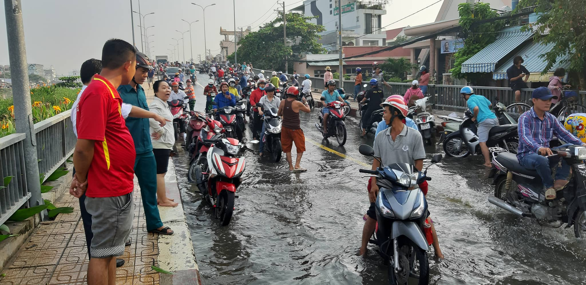 Giao thông trên đường Mễ Cốc bị ùn tắc do nước ngập. Theo Đài Dự báo Khí tượng thủy văn khu vực Nam Bộ, triều cường tại TP.HCM sẽ đạt đỉnh trong ngày 30/9 với mức triều có thể lên tới 1,7m (vượt mức báo động III 0,2m). Đỉnh triều tại trạm Phú An và Nhà Bè có khả năng lên mức 1,68 - 1,70m (cao hơn mức báo động III từ 0,15 - 0,20m), thời gian xuất hiện đỉnh triều là từ 5 - 7h sáng và 16h - 18h chiều. (Ảnh: P.T.L.)