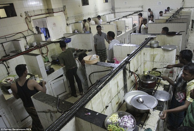 Trong ảnh là một nhà bếp lớn ở Sonapur. Các đường ống dẫn khí để nấu ăn được những người lao động tự làm và không tuân thủ các quy định an toàn.