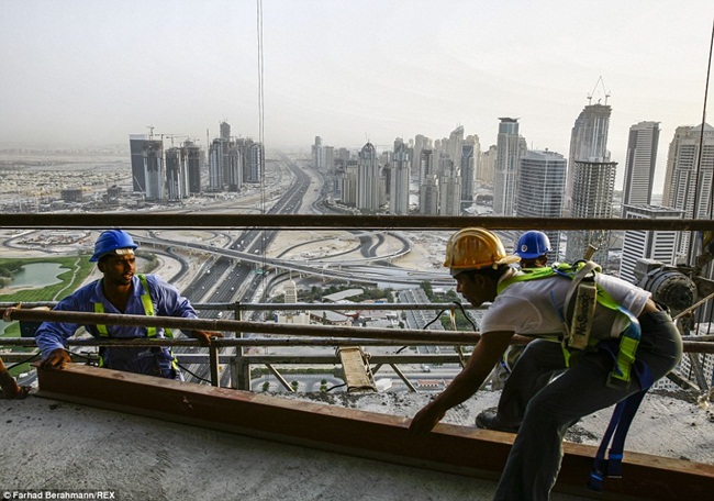 Mức nhiệt độ ở Dubai vào mùa hè có thể lên đến 50 độ C, các công nhân làm việc tới 14 tiếng/ngày.