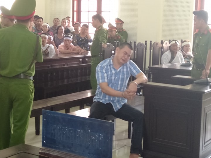 Vũ Văn Minh khóc tại phiên tòa xét xử sơ thẩm vụ án Giết người.