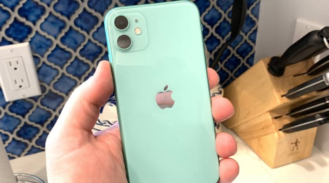 iPhone 11 chỉ có camera sau kép 12MP.