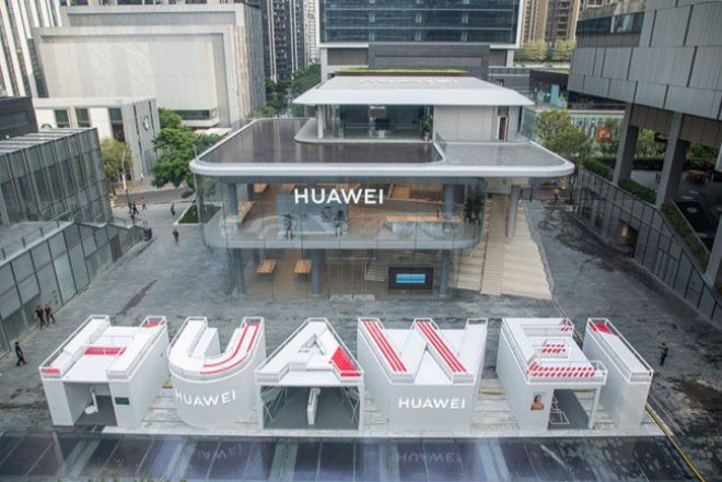 Nơi này rất lớn với nhiều cấp độ và không gian mở, nơi mọi người&nbsp;sẽ tìm thấy hầu hết tất cả các sản phẩm của Huawei&nbsp;dưới một mái nhà.&nbsp;