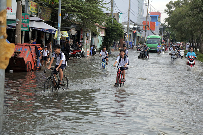 &nbsp;“Các tay đua nước rút” mệt nhoài trên đoạn đường ngập nước, hôi thối.