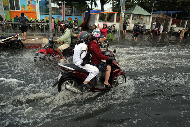 Ngày đầu tuần, người dân, học sinh phải gồng mình trong dòng nước đen ngòm, hôi thối để trở về nhà dù trời không có mưa.