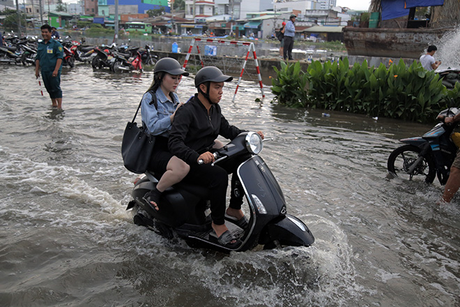 Nước đen ngòm trên phố Sài Gòn ngày triều cường vượt đỉnh, dân gồng mình “bơi” về nhà - 13