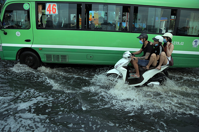 Biện pháp chống ngập “hiệu quả” của người dân là mỗi khi di chuyển qua khu vực ngập nước giơ chân lên cao để tránh bị ướt