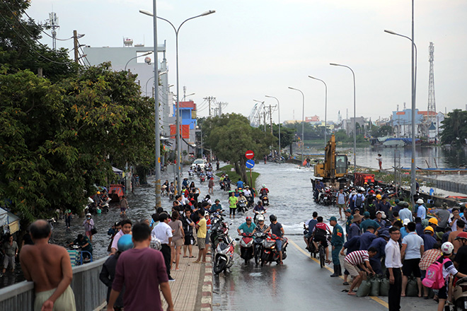 Giao thông khu vực đường Mễ Cốc bị ùn tắc.