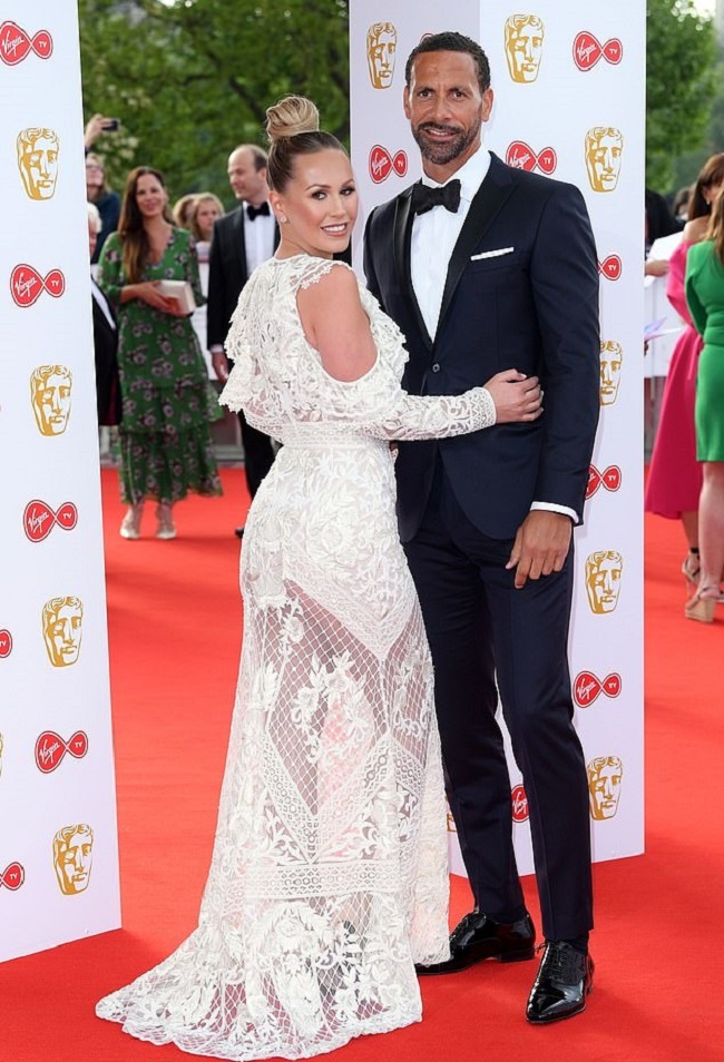 Cách đây vài giờ, Daily Mail vừa đăng tải loạt ảnh cưới của cặp đôi Kate Wright và Rio Ferdinand khiến nhiều người hâm mộ bất ngờ. 