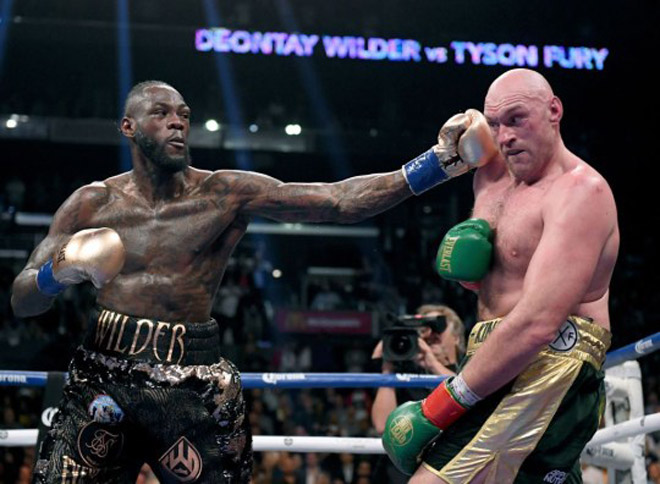 Deontay Wilder (trái) được mệnh danh là "Máy dội bom"