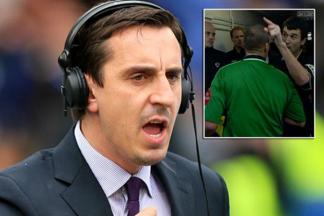 Gary Neville bênh vực đồng đội cũ Roy Keane khi nổi giận vì bị đối thủ khiêu khích và phụt nước vào người