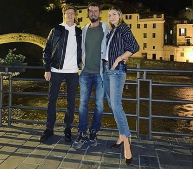 Safin (giữa) và Sharapova hẹn nhau ăn tối ở miền bắc nước Ý