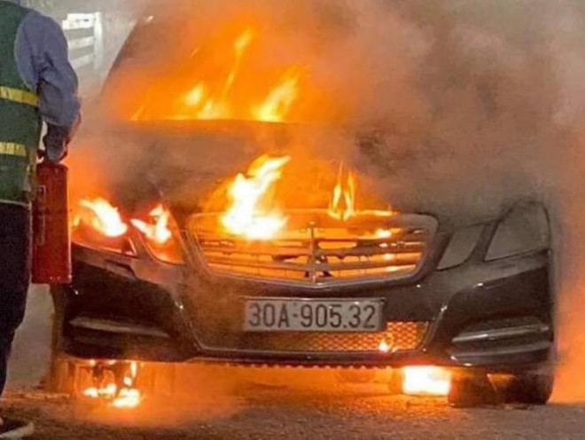 Chiếc xe bất ngờ bốc cháy ngùn ngụt trên cầu Bạch Đằng.