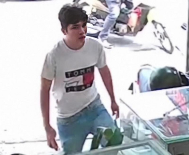 Hình ảnh hung thủ mang điện thoại cướp của nạn nhân đến cửa hàng điện thoại bán. Ảnh trích xuất từ camera