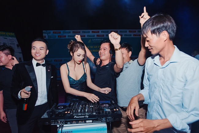 Cô cho biết: &#34;Mình không quan tâm ai nói hay nghĩ gì về nghề DJ, mình chỉ cần biết đó là nghề mình đam mê và theo đuổi. Tuy có nhiều cám dỗ, cạm bẫy nhưng nếu quyết tâm tồn tại với nghề thì đó là một người đầy bản lĩnh&#34;.
