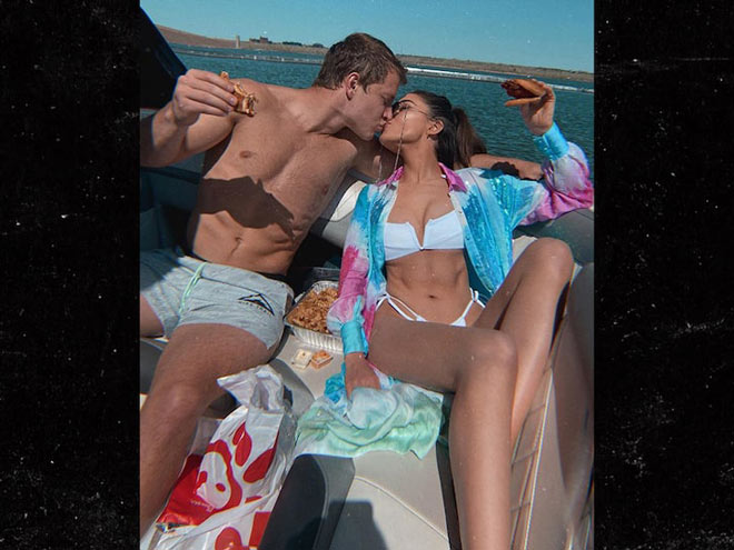 Christian McCaffrey và bạn gái Hoa hậu Hoàn Vũ "khóa môi" nóng bỏng trên biển