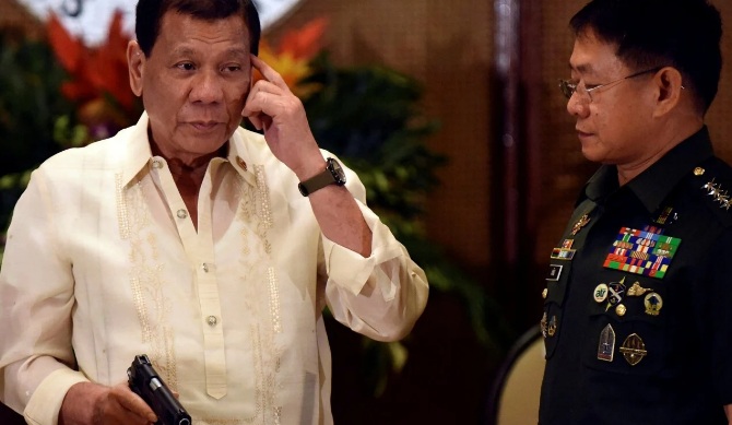 Ông Ano đứng bên cạnh Tổng thống Philippines Rodrigo Duterte.