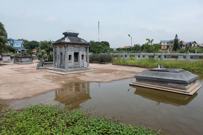 Ông Phạm Gia Phán Chủ tịch MTTQ xã Vân Tảo thông tin, năm 1980, một cuộc khai quật khảo cổ với quy mô lớn được hoàn thành thì lăng mộ đá với quy mô lớn hiện ra trước sự ngỡ ngàng của người dân trong vùng. Theo thông tin lịch sử, đá để xây dựng khu lăng được lấy về từ Đông Triều (Quảng Ninh). Đến nay, giới chuyên môn vẫn tiếp tục tìm hiểu việc, bằng cách gì những khối đá nặng hàng chục tấn được vận chuyển về đây với phương tiện thô sơ giai đoạn đầu thế kỷ 18.