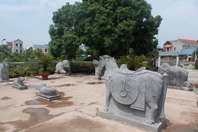 Ông Phạm Gia Phán, Chủ tịch MTTQ xã Vân Tảo, cho biết: “Khu vực lăng mộ từng bị chôn vùi bởi phù sa sau trận vỡ đê sông Hồng lịch sử vào năm 1914. Năm 1986, khu vực mới được phát hiện khi người dân cải tạo ruộng đồng. Trước kia, Lăng đá Quận Vân nằm lọt giữa đồng, bị bỏ hoang. Năm 2019, huyện Thường Tín và thành phố Hà Nội đã tiến hành tôn tạo, bảo tồn di tích, đưa nơi đây trở thành một trong những điểm đến trong hành trình tham quan lăng đá xã Hồng Vân”.