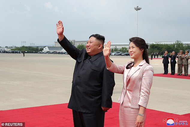 Nhà lãnh đạo Triều Tiên Kim Jong Un và Đệ nhất phu nhân Ri Sol Ju.