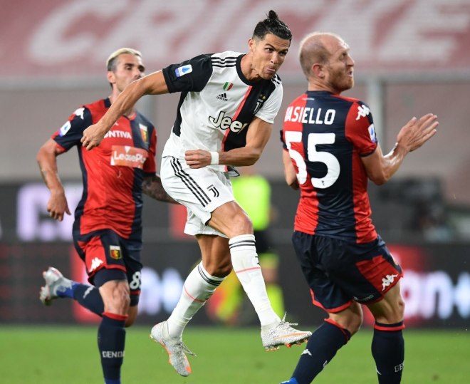 Phút 56, Cr7 thực hiện pha solo từ giữa sân và "nã đại bác" tung lưới Genoa