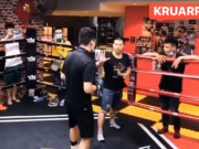 Thể thao - Muốn ăn đấm từ kẻ giỏi nhất lò boxing, võ sư Vịnh Xuân bị 1 đòn &quot;tắt điện&quot;