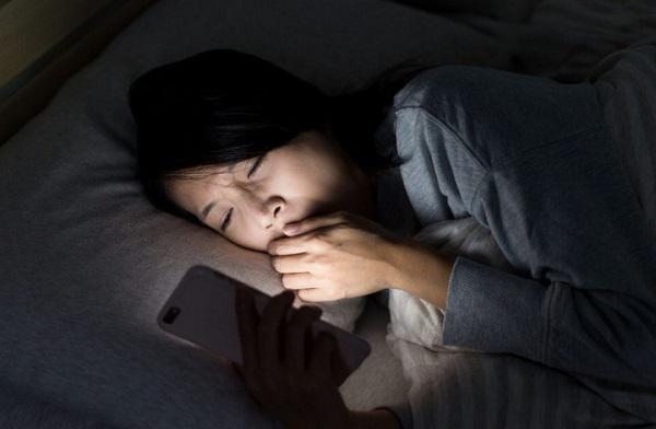 Xem điện thoại trước khi ngủ khiến sức khỏe của bạn bị ảnh hưởng - Ảnh: Minh họa