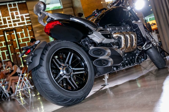 Cận cảnh “tên lửa mặt đất” Triumph ROCKET 3 GT hàng khủng - 11