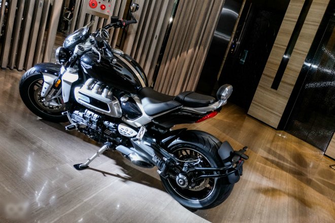 Cận cảnh “tên lửa mặt đất” Triumph ROCKET 3 GT hàng khủng - 8